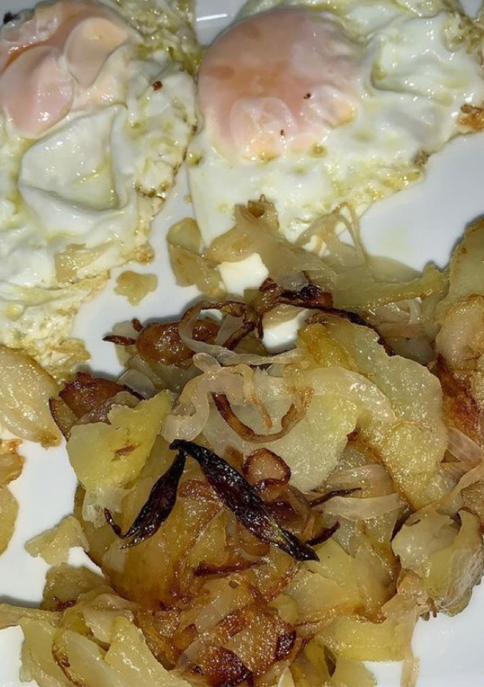 Una foto de Huevos fritos con patatas