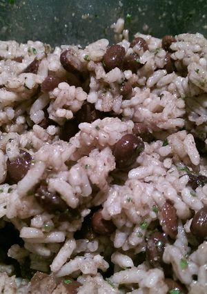 A picture of Amazegasm black beans and rice.