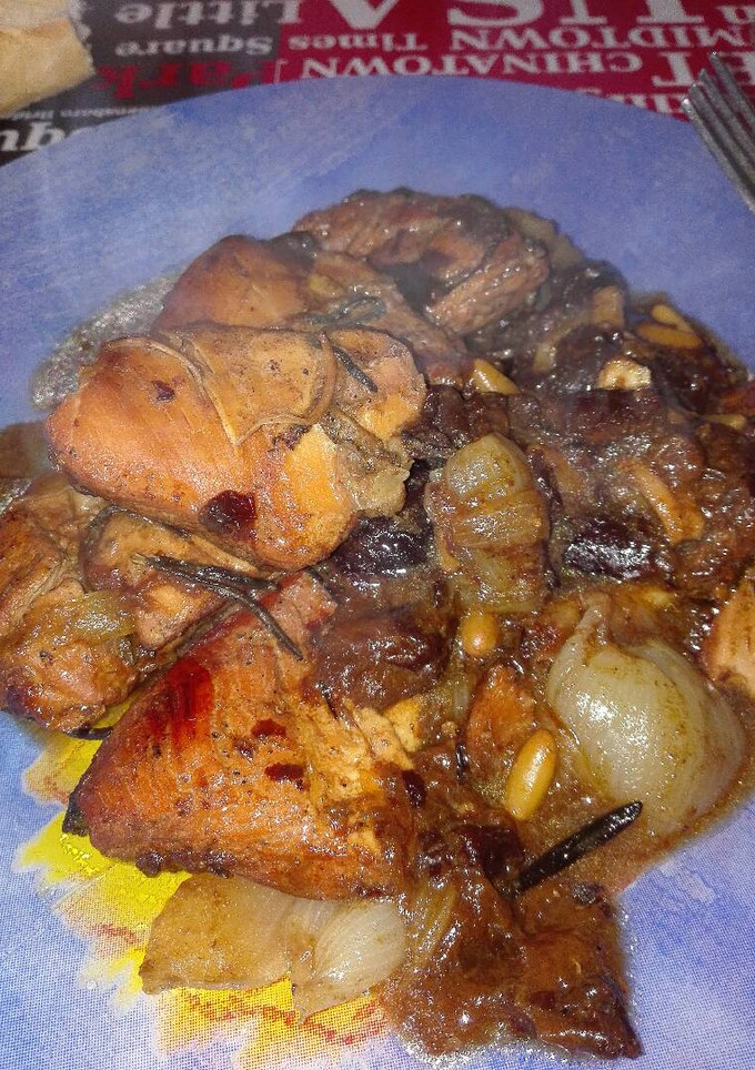 Una foto de Pollo al vermouth con ciruelas