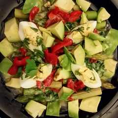 Una foto de Espárragos verdes con aguacate aliñado con menta fresca