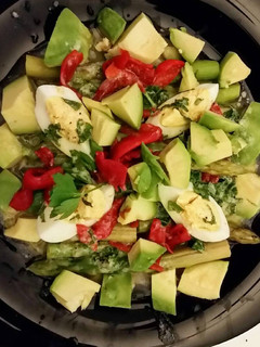 Una foto de Espárragos verdes con aguacate aliñado con menta fresca