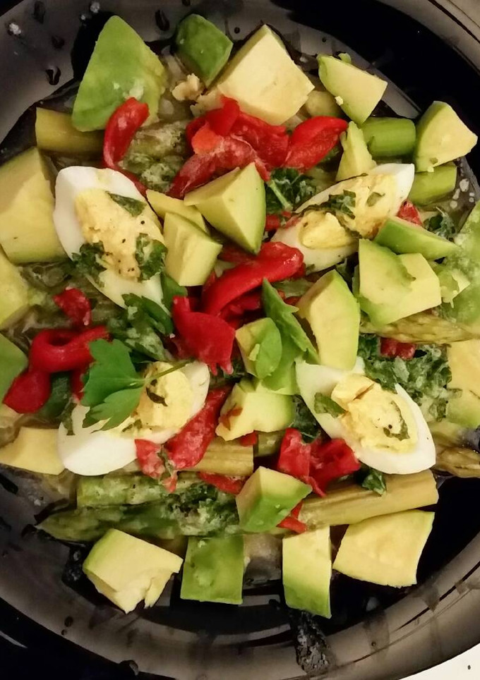 Una foto de Espárragos verdes con aguacate aliñado con menta fresca