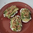 Tostadas de queso de untar y aguacate