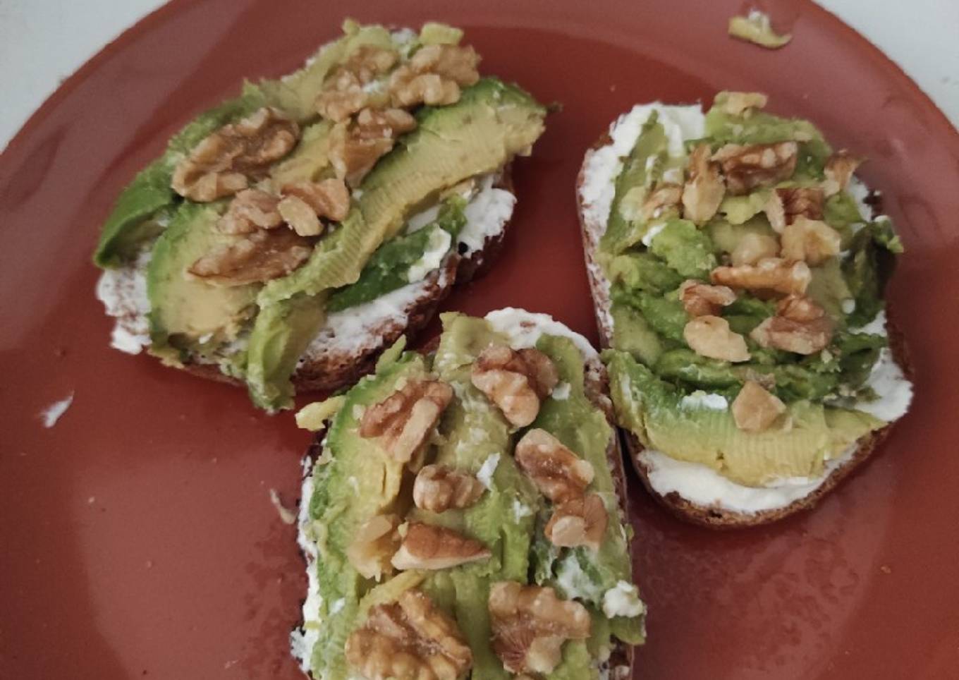 Tostadas de queso de untar y aguacate
