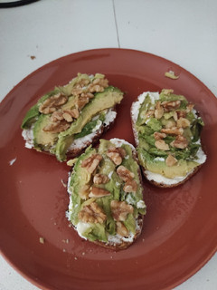 Foto principal de Tostadas de queso de untar y aguacate