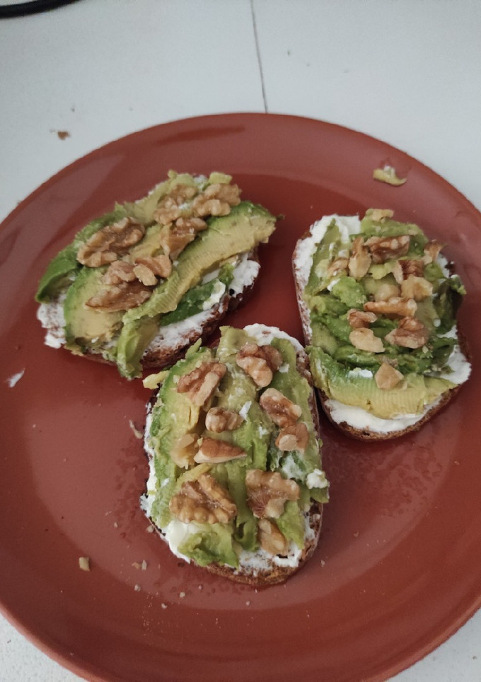 Una foto de Tostadas de queso de untar y aguacate