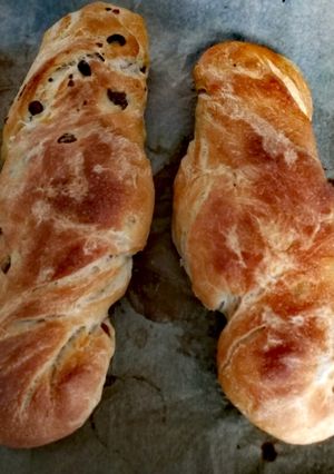 Olajbogyós, kovászos gyökérkenyér recept fotója
