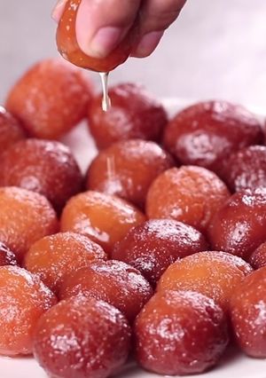 ગુલાબજાંબુ (Gulab Jamun Recipe In Gujarati) રેસીપી મુખ્ય ફોટો