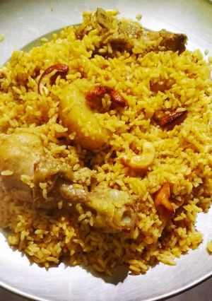 চিকেন বিরিয়ানি (কুকারে)(chicken biyani recipe in Bengali) রেসিপির প্রধান ছবি
