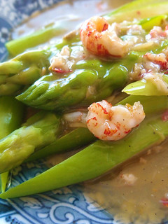 A picture of Crayfish and Asparagus with Thickened Sauce.
