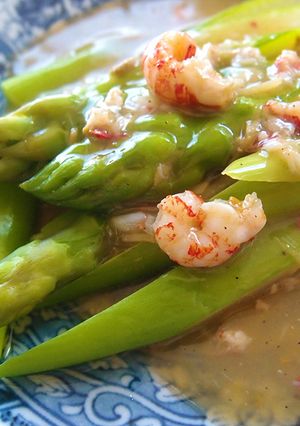 A picture of Crayfish and Asparagus with Thickened Sauce.