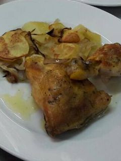 Una foto de Pollo al horno con patatas lionesa