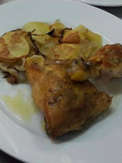 Una foto de Pollo al horno con patatas lionesa