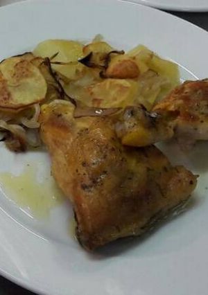 Una foto de Pollo al horno con patatas lionesa