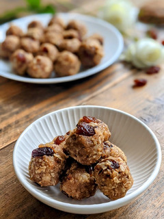 A picture of Churma Coconut Ladoos with Raisins.