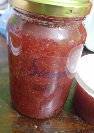 Una foto de Mermelada de frutilla y manzana 💕