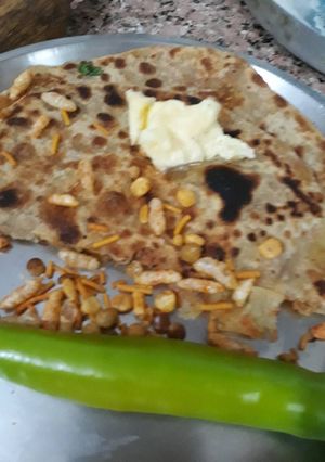 A picture of Bhel Namkeen Aalu Parantha.