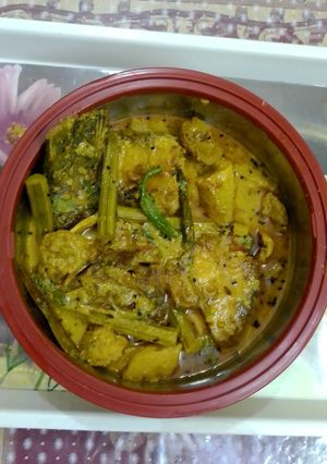 সজনে ডাঁটা দিয়ে কাতলা মাছের ঝোল(sojne data diye katla macher jhol recipe in Bengali) রেসিপির প্রধান ছবি