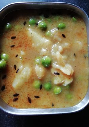 A picture of Aloo matar.