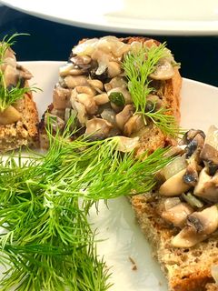 Une photo de Bruschettas aux champignons