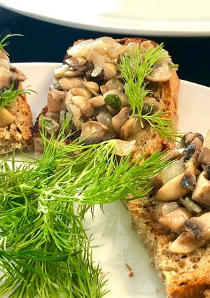 Une photo de Bruschettas aux champignons