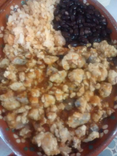 Una foto de Huevos con champiñones en caldillo