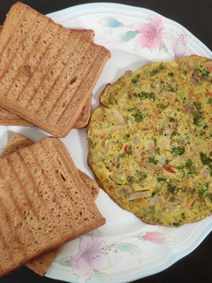 கோதுமை பிரட் ஆம்லெட் (Kothumai bread omelette recipe in tamil) செய்முறை முக்கிய புகைப்படம்