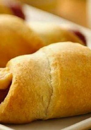 Una foto de Salchichas con jamón y queso envueltas en masa