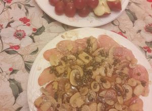 Una foto de Carpaccio con champiñones