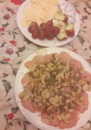 Una foto de Carpaccio con champiñones