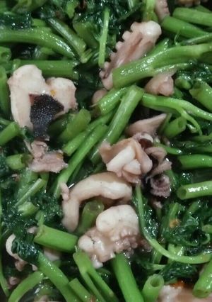 Hình của món Mực xào rau muống.