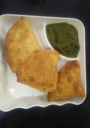 रॉ बनाना समोसा (Raw banana samosa recipe in hindi) रेसिपी मुख्य फोटो