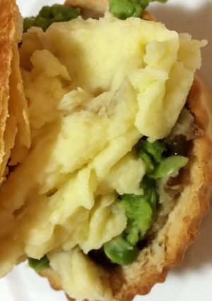 A picture of Chunky Aussie Steak Pies with Mash and smashed Peas.