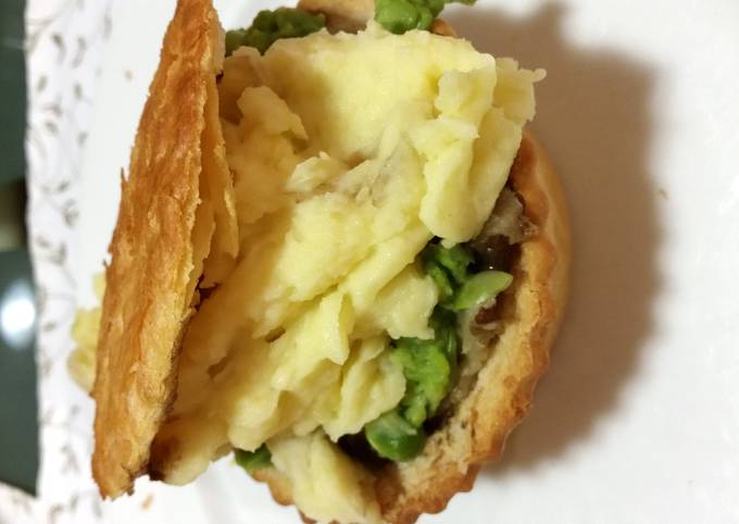 Chunky Aussie Steak Pies with Mash and smashed Peas
