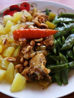 Una foto de Pollo en salsa con guarnición de judías y patata
