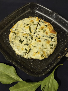 A picture of Spinach Alfredo pizza (homemade base).