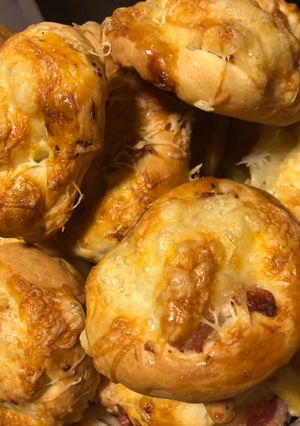 Sonkás-sajtos perecek recept fotója