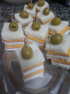Foto principal de Canapés de pan de molde con jamón York y queso cheddar