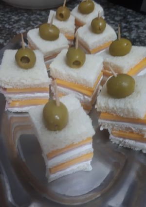 Una foto de Canapés de pan de molde con jamón York y queso cheddar