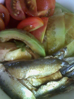 Una foto de Chirashi sushi de sardinillas marinadas y vegetales