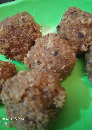A picture of Nariyal jaggery ladoo.