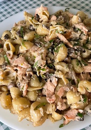 Une photo de Pâtes Pipe Rigate au saumon et champignons