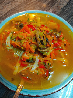 Una foto de Noodles de arroz al curry caril con verduras
