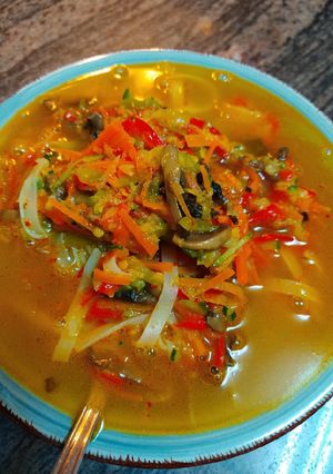Una foto de Noodles de arroz al curry caril con verduras