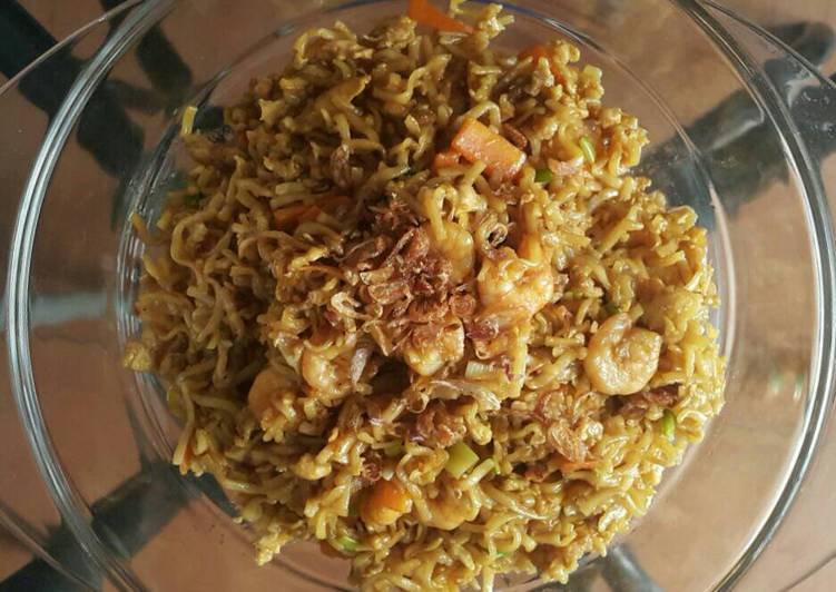Langkah Menyiapkan Mi Goreng Udang, Enak Banget
