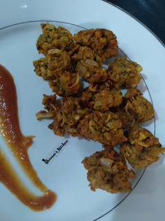 ઓનીયન પકોડા (Onion Pakoda Recipe In Gujarati) રેસીપી મુખ્ય ફોટો