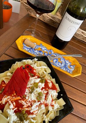 Una foto de Papardelle con trampantojo de piquillos