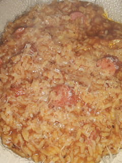Una foto de Arroz con Salsa y Salchichas Reciclado Express😋😁!!