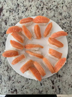 Una foto de Nigiris de salmón