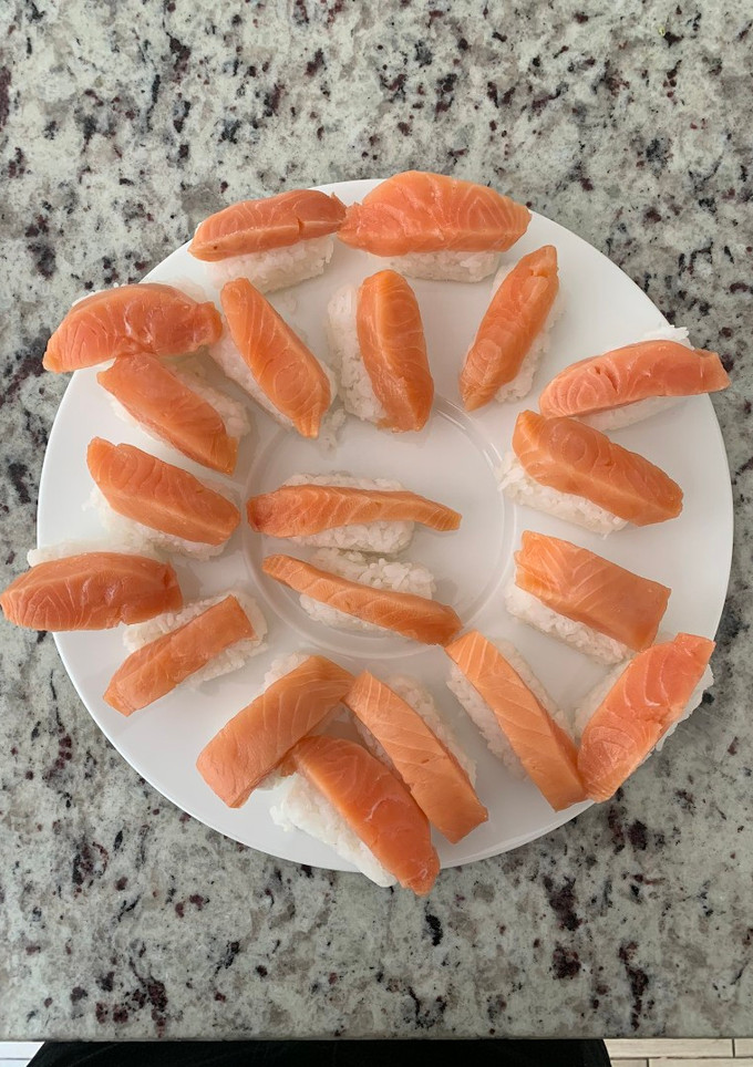 Una foto de Nigiris de salmón